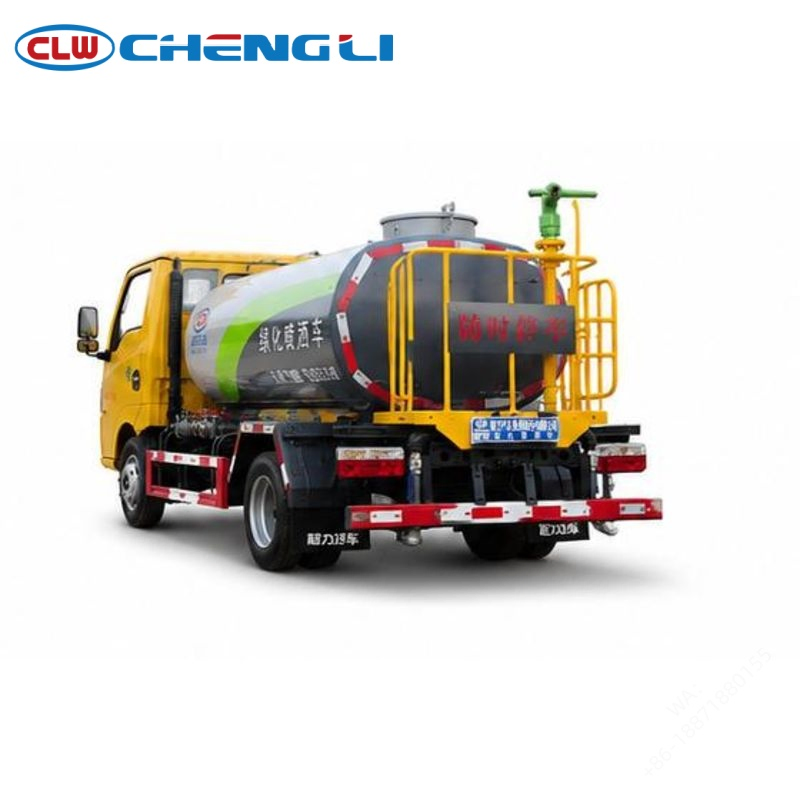 Dongfeng 4.5T sprinkler truck, rear three-quarter view of tank and platform