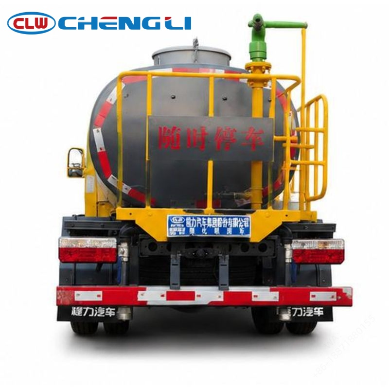 Dongfeng 4.5T sprinkler truck, rear view of water tank and spray fittings